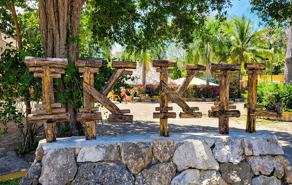 Vista aérea del Cenote Ik Kil con aguas turquesas rodeadas de vegetación