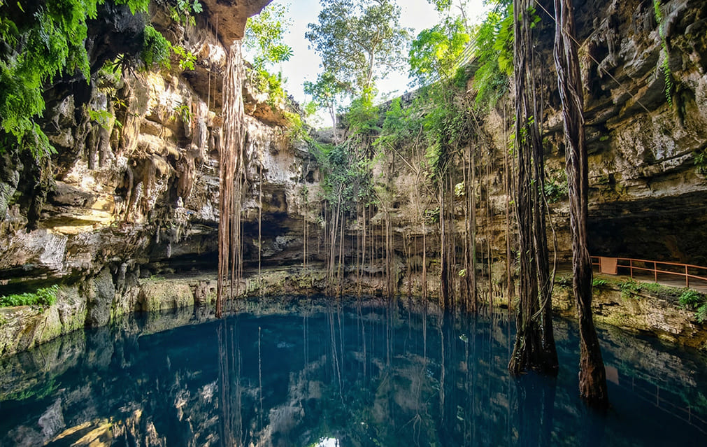 Alberca de Hacienda Cenote Oxmán y área de descanso