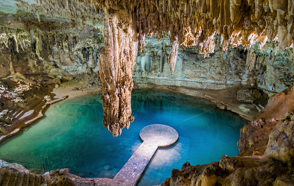 Vista interior del Cenote Suytun con luz solar