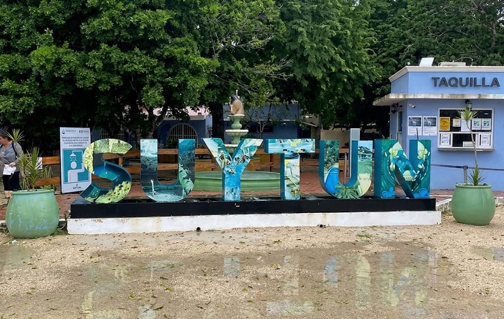 Rayo de luz iluminando el Cenote Suytun