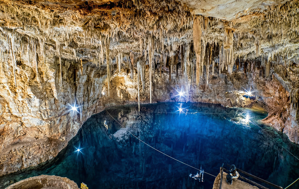 Descendiendo por las escaleras hacia el Cenote Palomitas