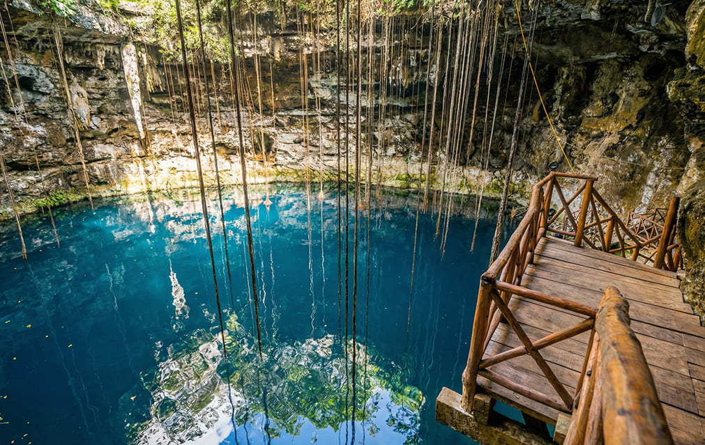 Persona en columpio de cuerda en Cenote Secreto Maya