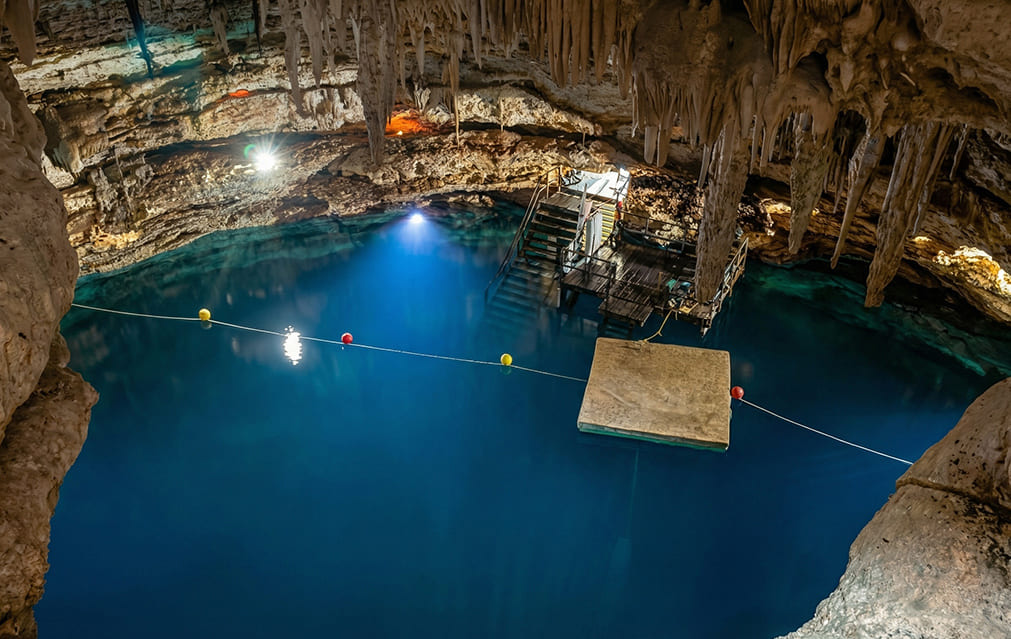 Interior del Cenote Spazi-Ha en la selva