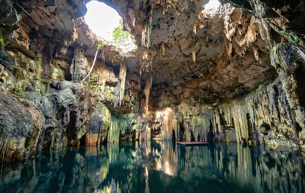 Cenote Tsukán con aguas cristalinas y formaciones rocosas