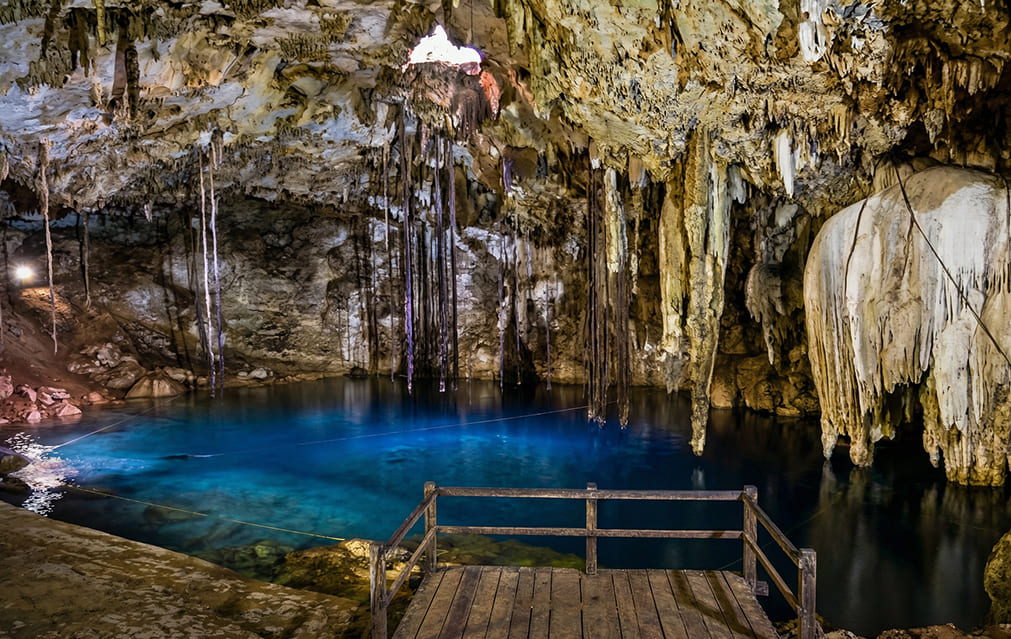 Rayo de sol iluminando la cueva del Cenote X'kekén
