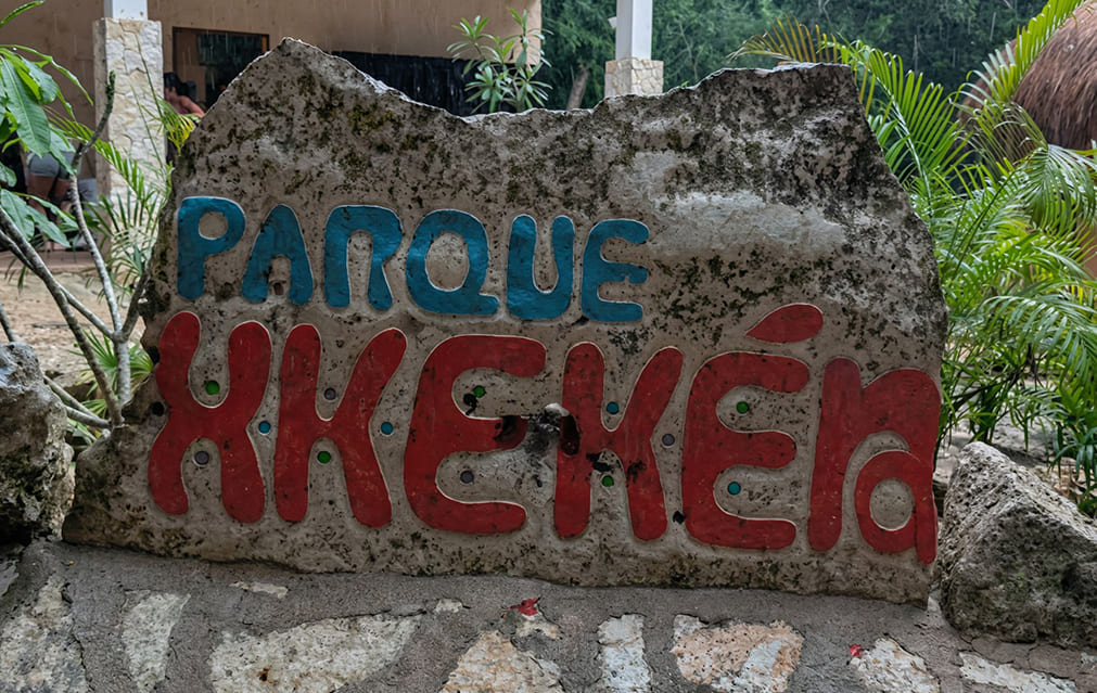 Interior del Cenote X'kekén con estalactitas y luz solar